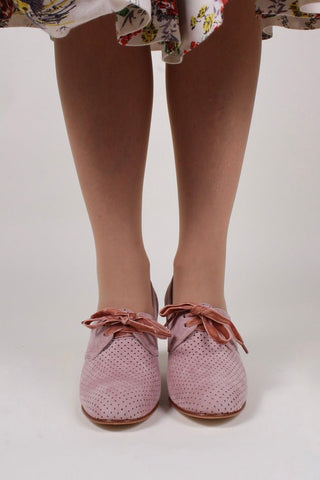 1940s pumps in suede with velvet laces - Powder Rose - Esther - memery