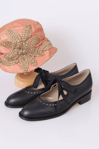 Early 1930s flats with cutouts - Black - Anna - memery