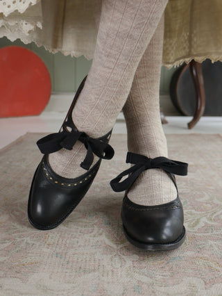 Early 1930s flats with cutouts - Black - Anna - memery