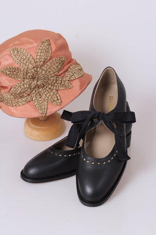 Early 1930s flats with cutouts - Black - Anna - memery