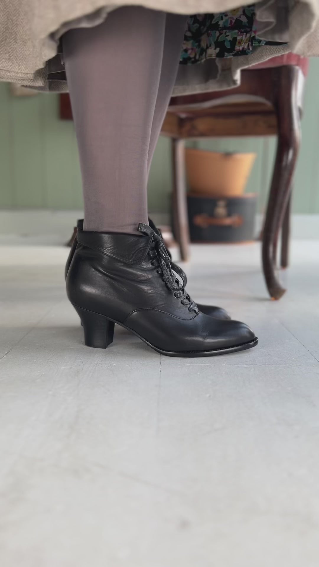 1930s style leather lace-up ankle boot - Black - Betty