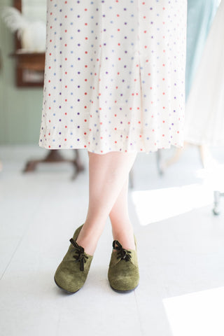 1940s pumps in suede with velvet laces - Green - Esther - memery