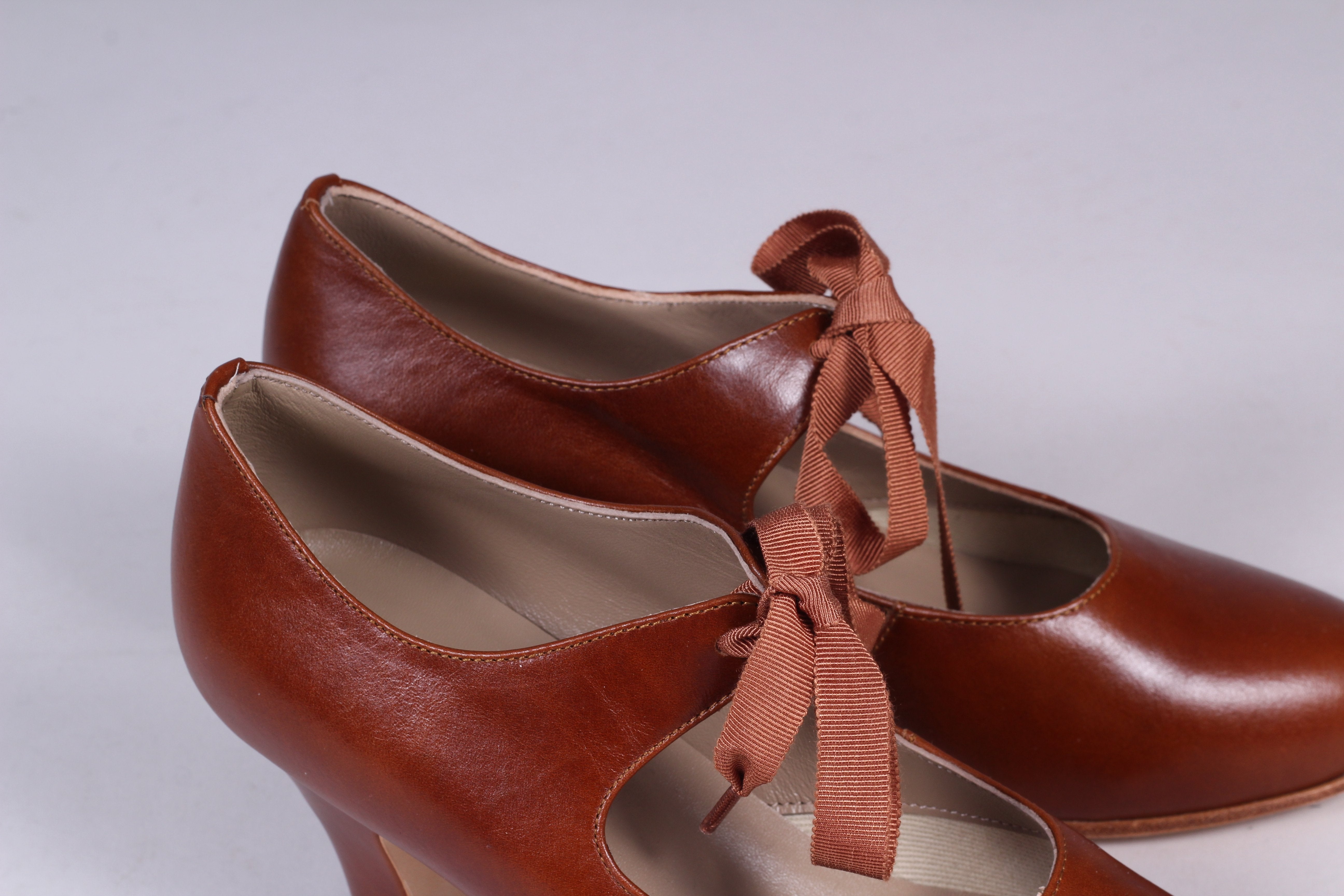 Late 1920's style pumps with shoe lace - Cognac brown - Charlotte