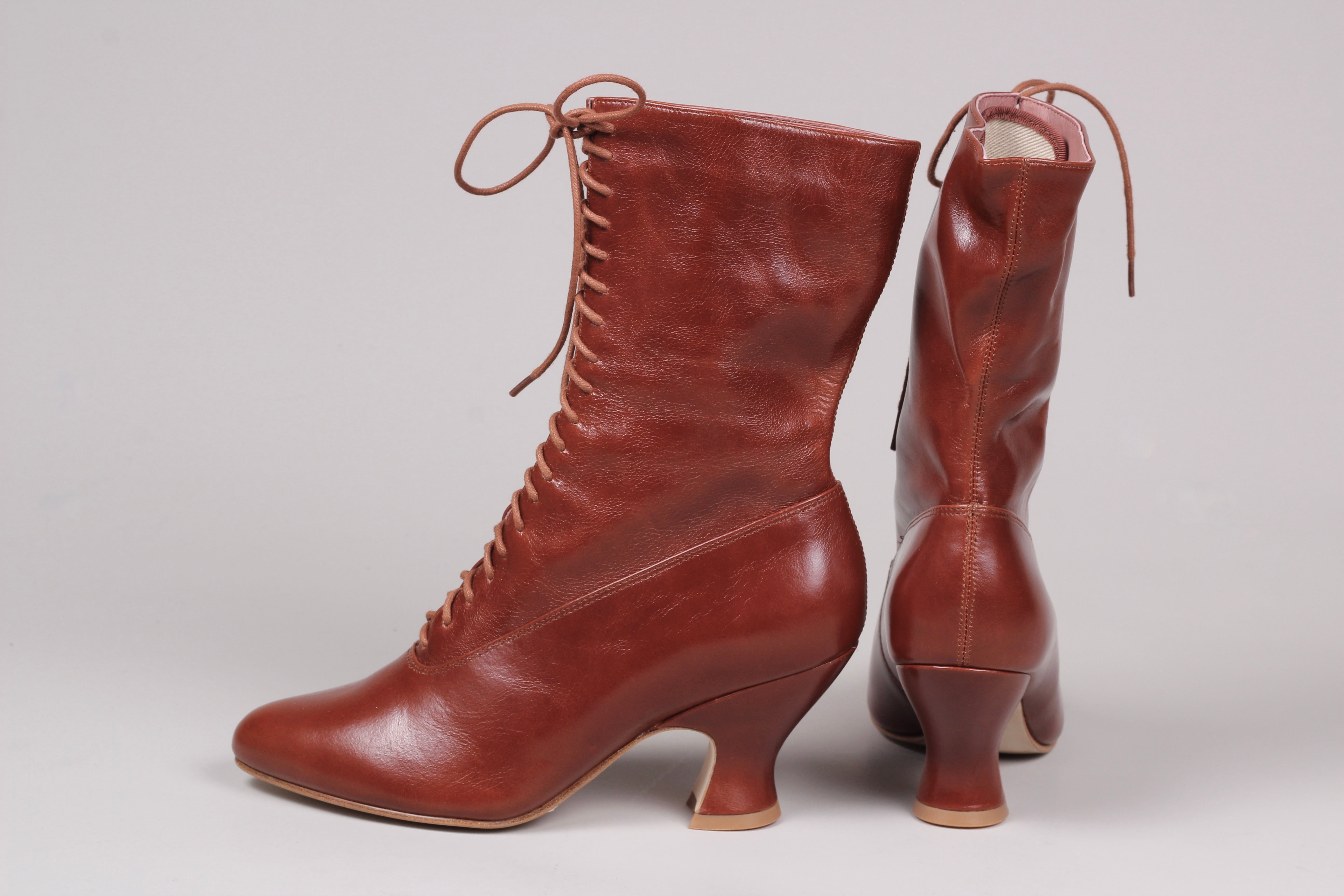 Feminine soft Edwardian style boot with pompadour heel, 1900-1915 - Cognac brown - Rose