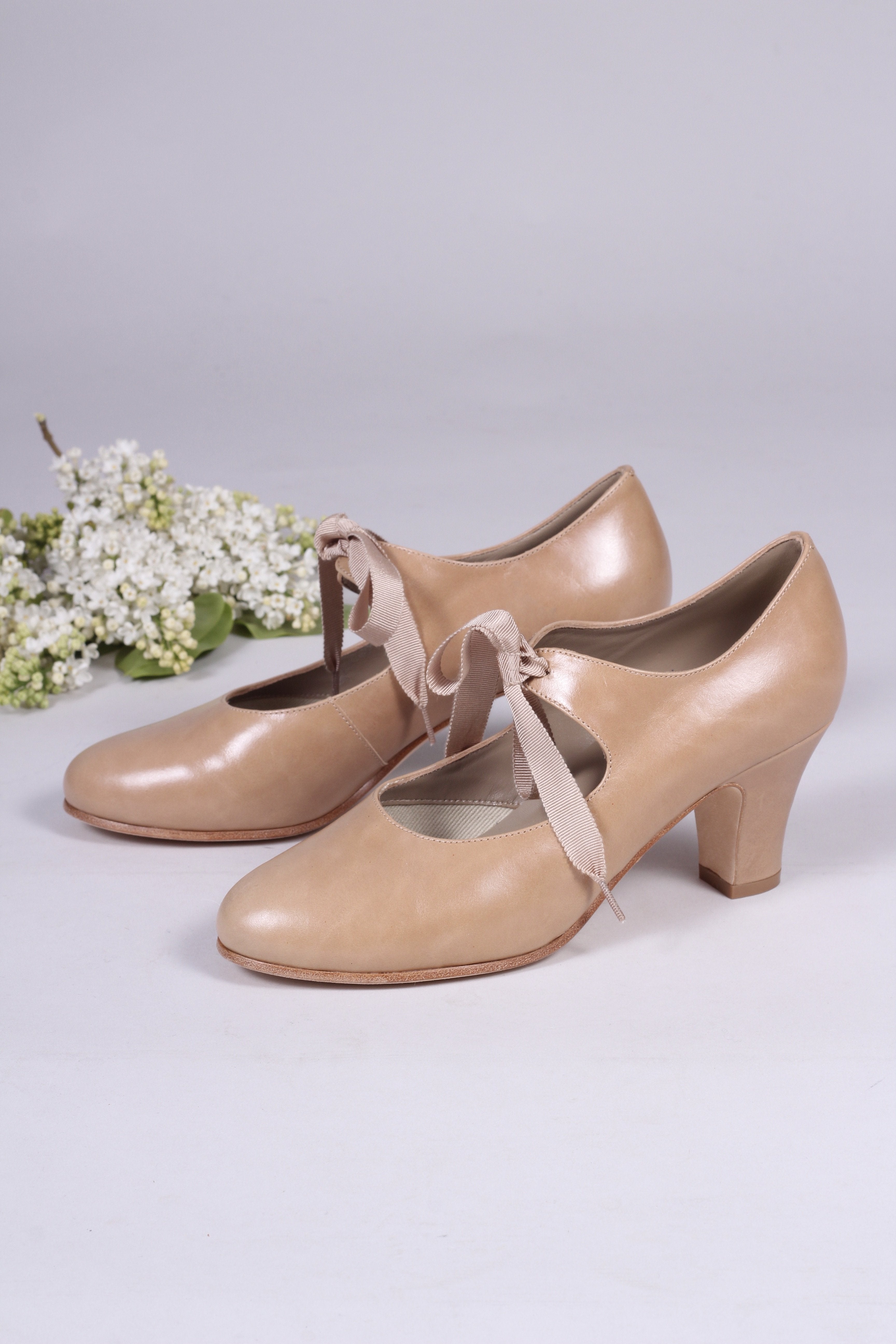 Late 1920's style pumps with shoe lace - Cream - Charlotte